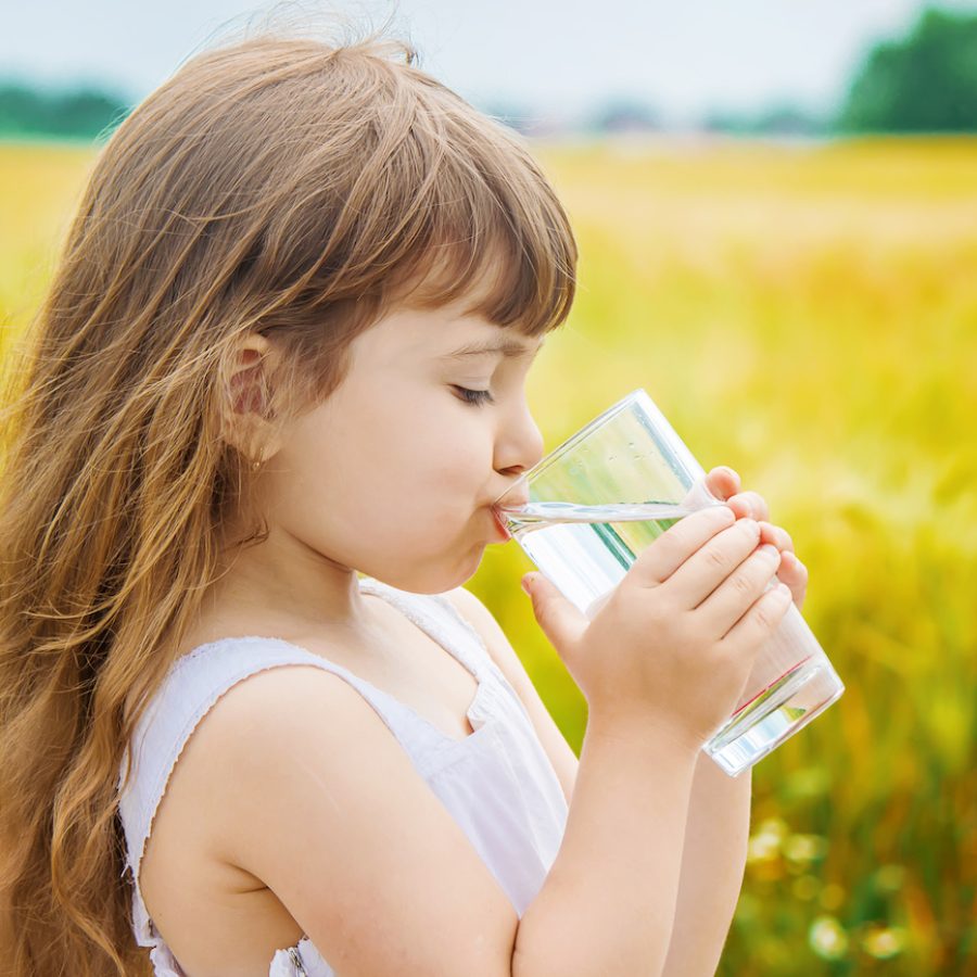 quanta-acqua-deve-bere-un-bambino